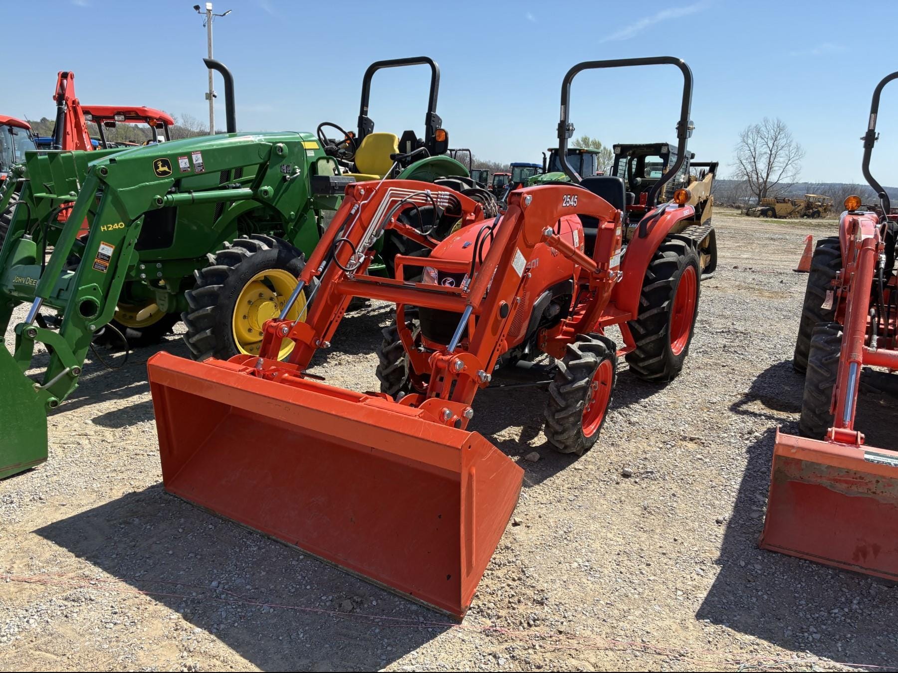 Kubota L2501 Equipment Image0