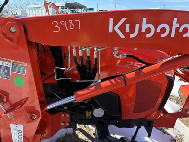 Image of Kubota L2501 equipment image 4
