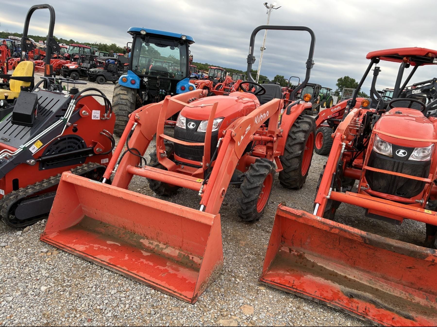 Kubota L2501D Equipment Image0