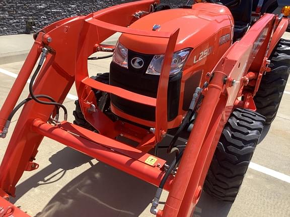 Image of Kubota L2501D equipment image 4