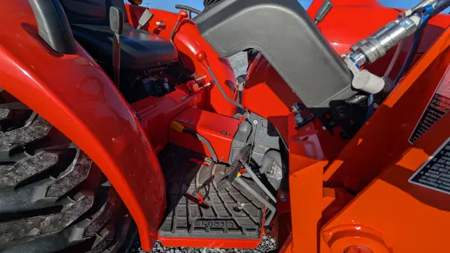 Image of Kubota L2501DT equipment image 2