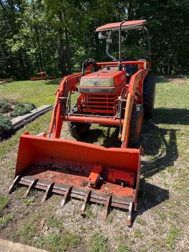 Image of Kubota L2600 equipment image 2