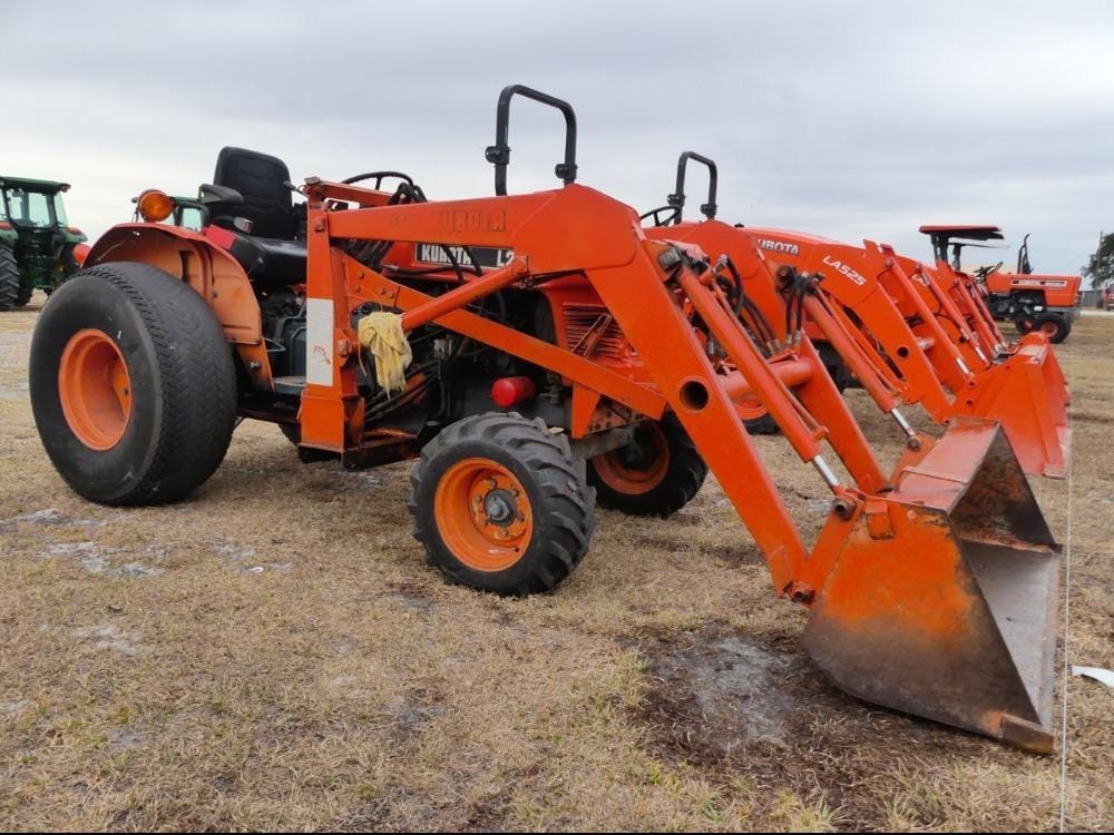 Kubota L275 Equipment Image0