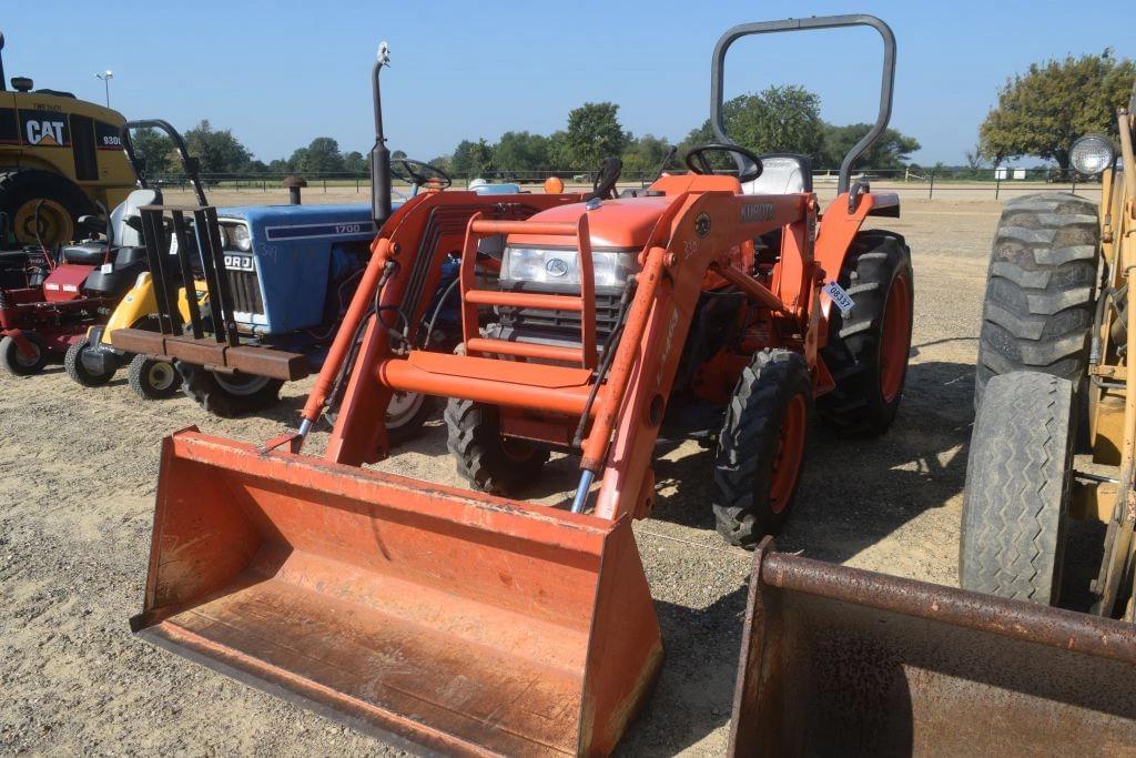 Image of Kubota L2800 Primary image