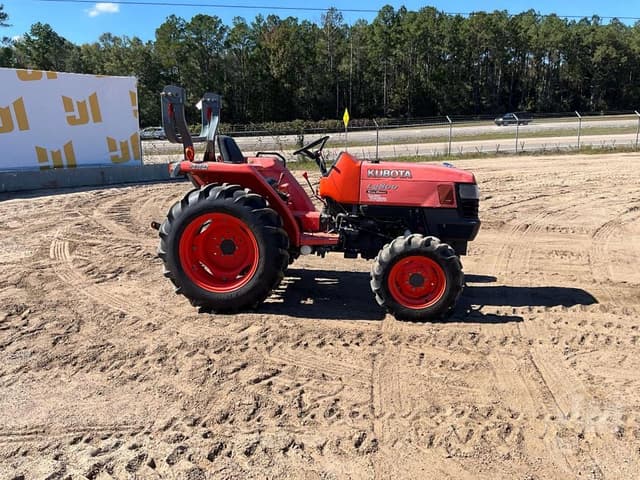 Image of Kubota L2800DT equipment image 3