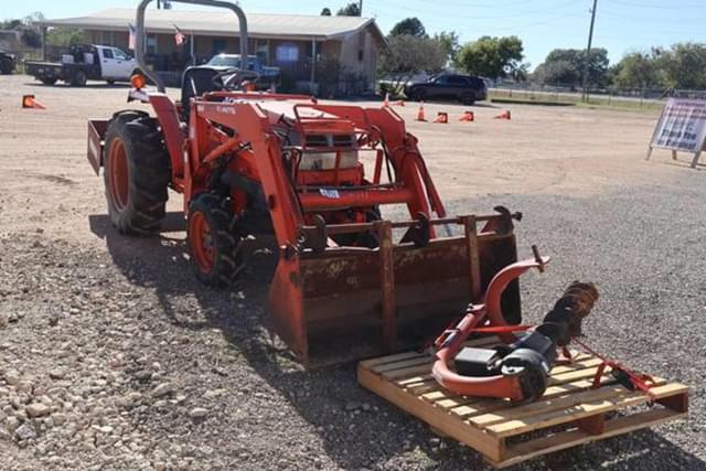 Image of Kubota L2900 equipment image 1