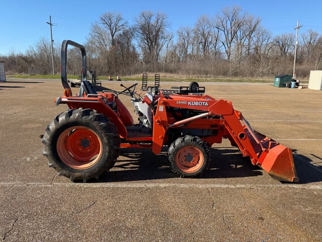 Image of Kubota L3010 equipment image 3