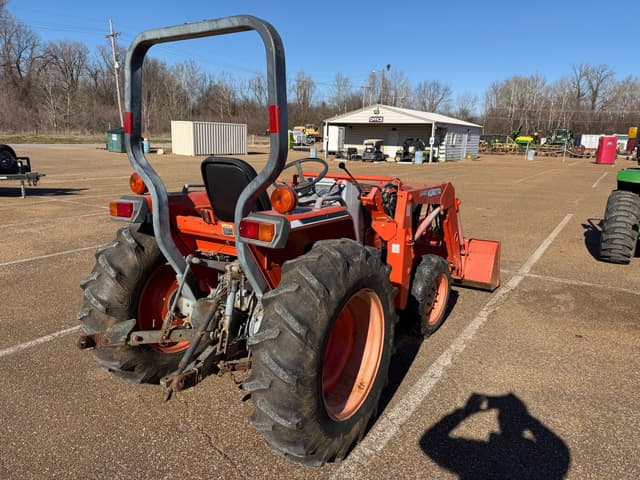 Image of Kubota L3010 equipment image 4