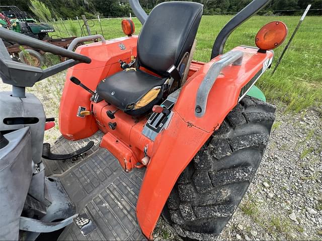 Image of Kubota L3010D equipment image 3