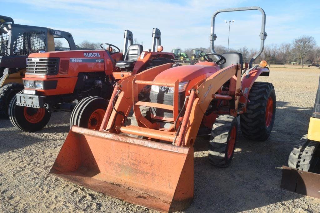 Kubota L3200 Equipment Image0