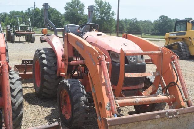 Image of Kubota L3200 equipment image 3