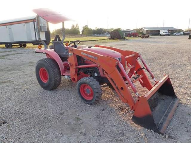 Image of Kubota L3200 equipment image 1