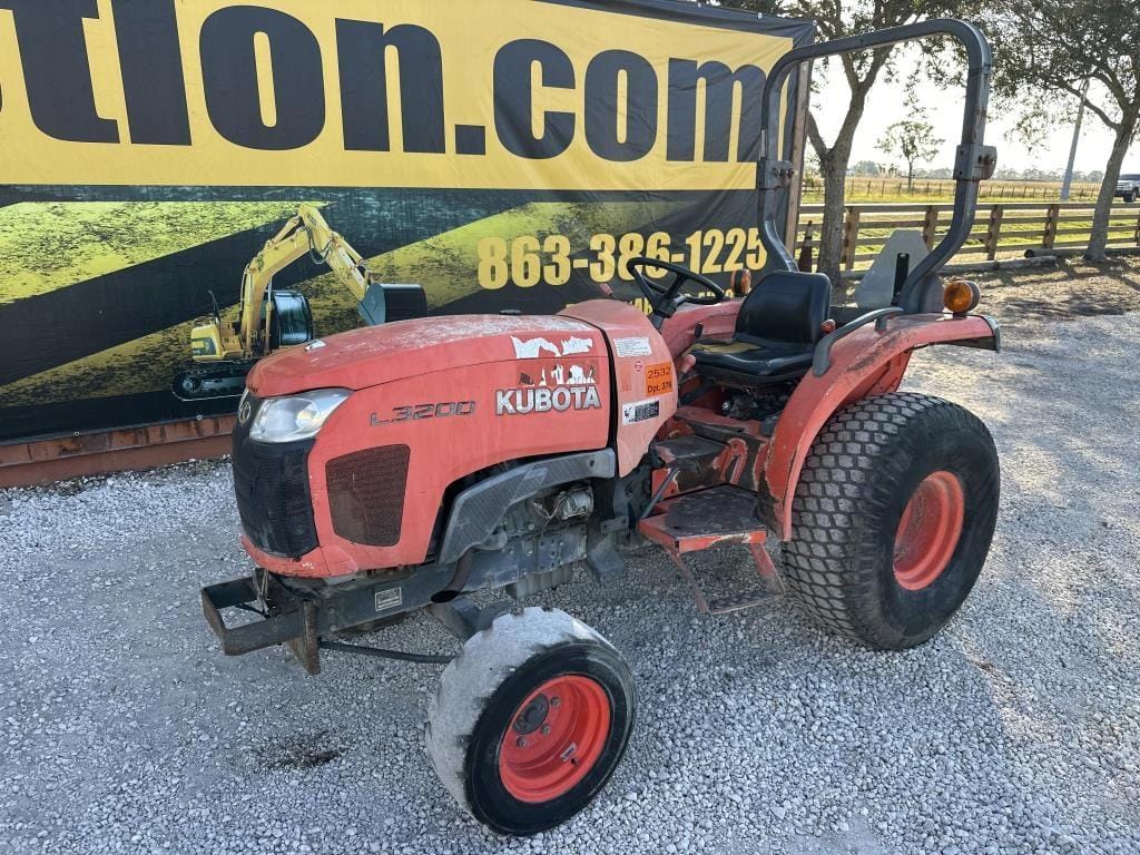 Kubota L3200 Equipment Image0