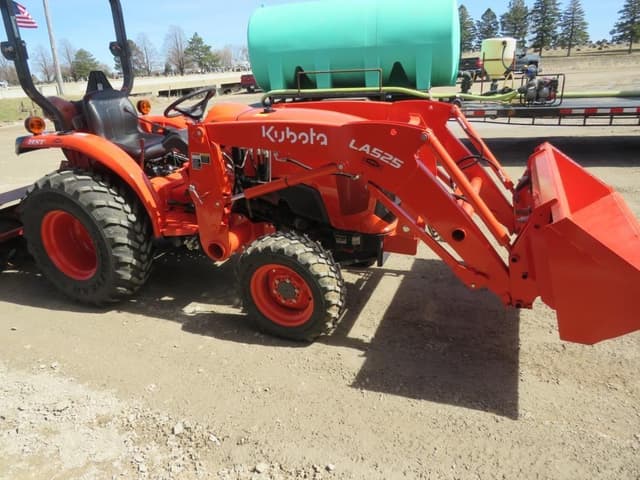 Image of Kubota L3301 equipment image 4
