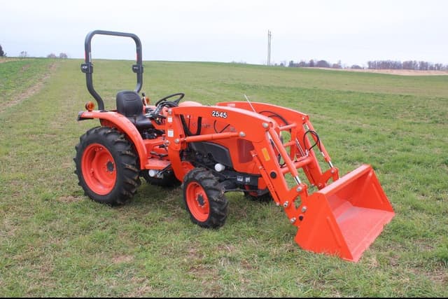 Image of Kubota L3301 equipment image 2