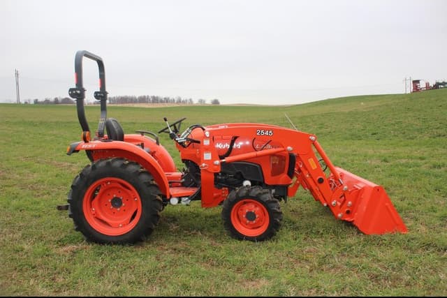 Image of Kubota L3301 equipment image 3