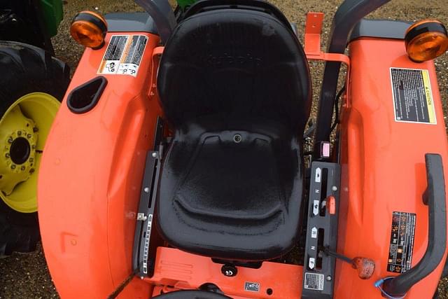 Image of Kubota L3301 equipment image 4