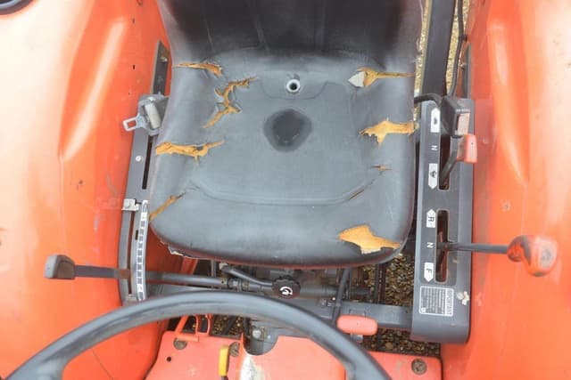 Image of Kubota L3301 equipment image 4