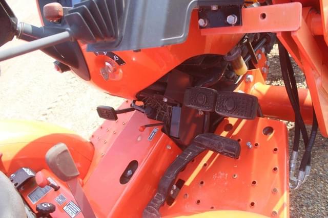Image of Kubota L3301 equipment image 3