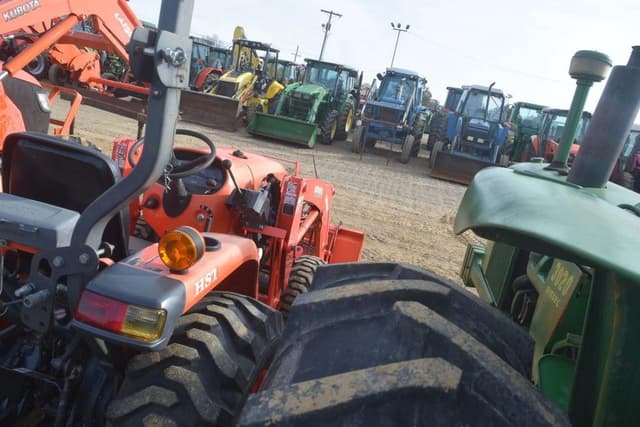 Image of Kubota L3301 equipment image 3