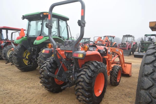 Image of Kubota L3301 equipment image 2