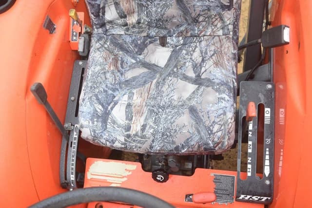 Image of Kubota L3301 equipment image 4
