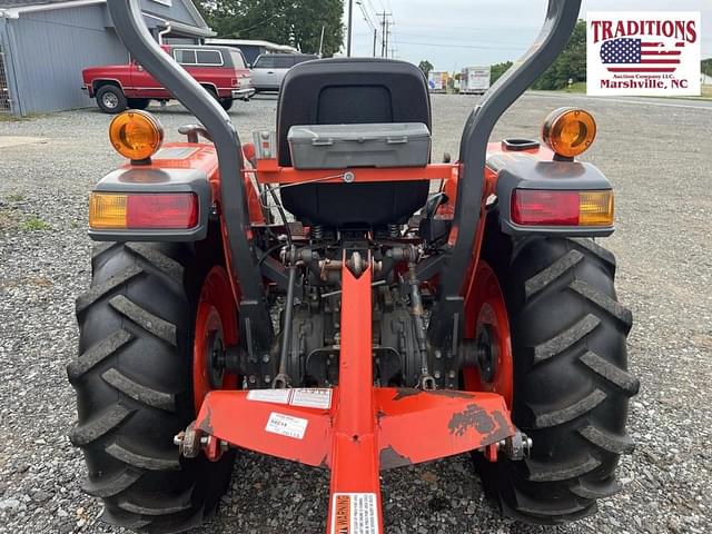 Image of Kubota L3301 equipment image 3