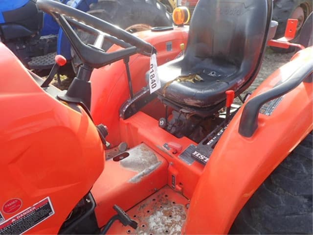 Image of Kubota L3301HST equipment image 2