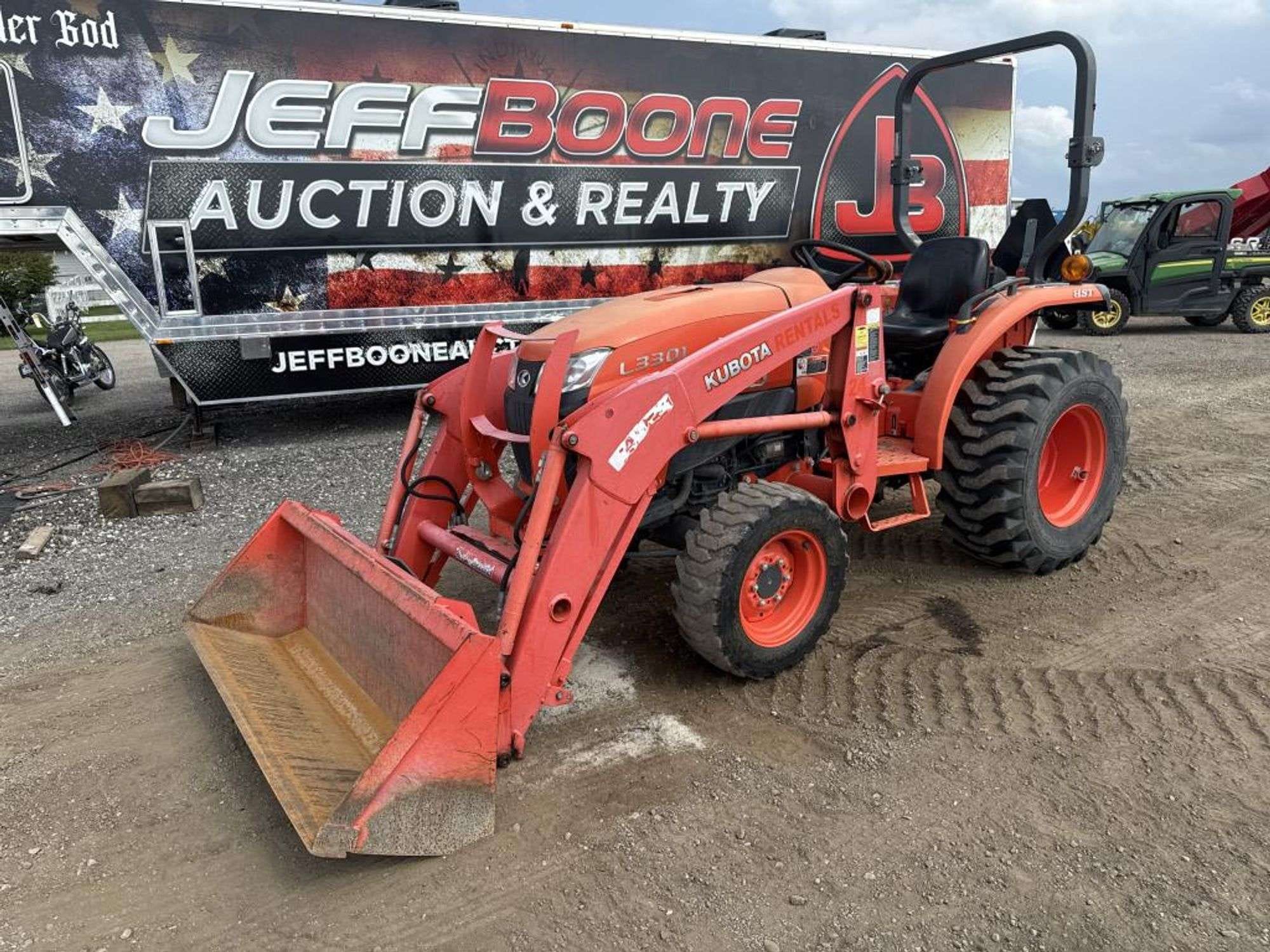 Kubota L3301D Equipment Image0