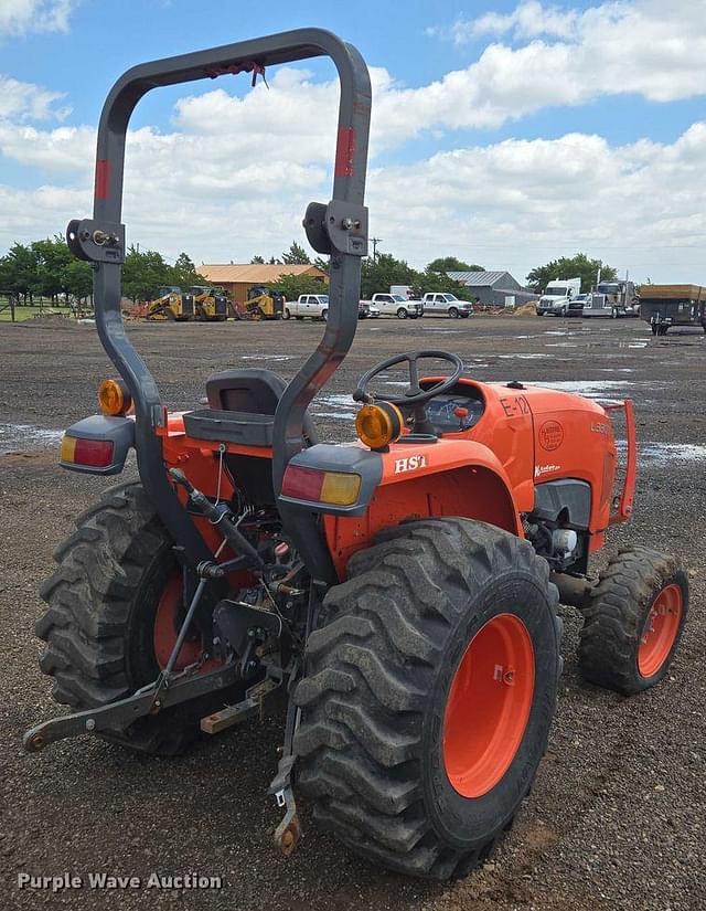 Image of Kubota L3301D equipment image 4