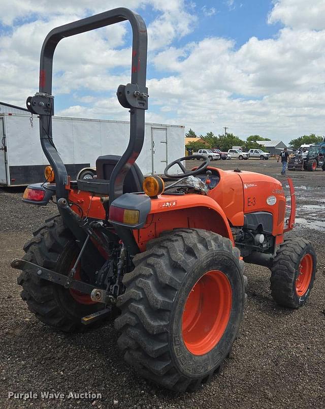 Image of Kubota L3301D equipment image 4