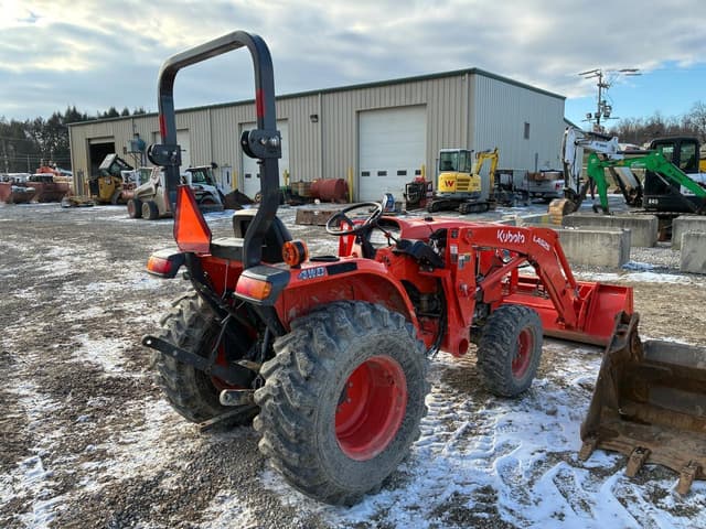 Image of Kubota L3301D equipment image 4