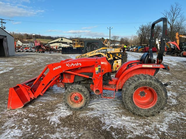 Image of Kubota L3301D equipment image 1