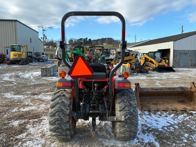 Image of Kubota L3301D equipment image 3