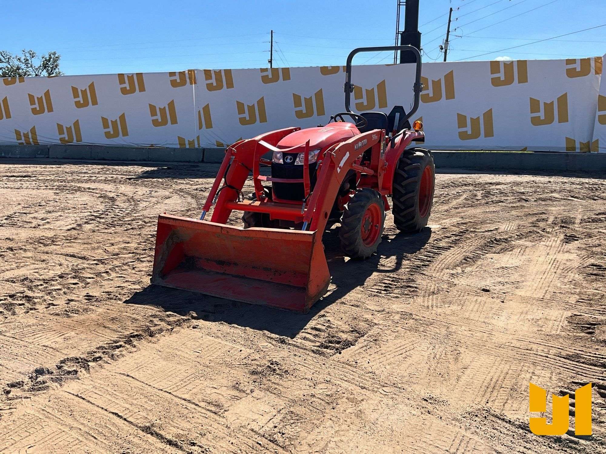 Kubota L3301DT Equipment Image0