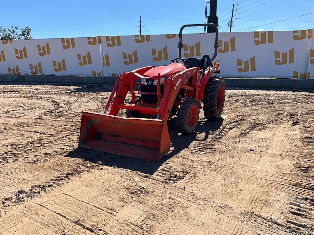 Kubota L3301D Equipment Image0