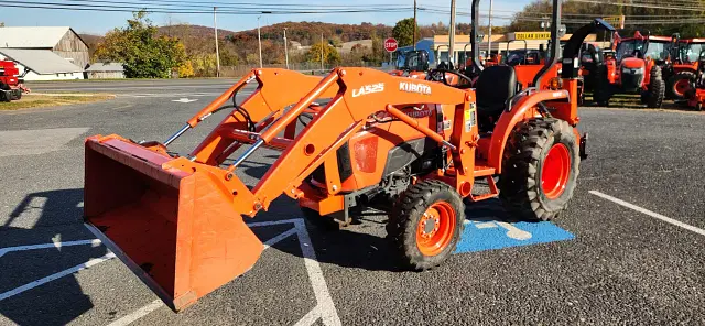 Image of Kubota L3301HST equipment image 3