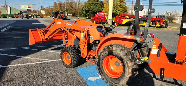 Image of Kubota L3301HST equipment image 4