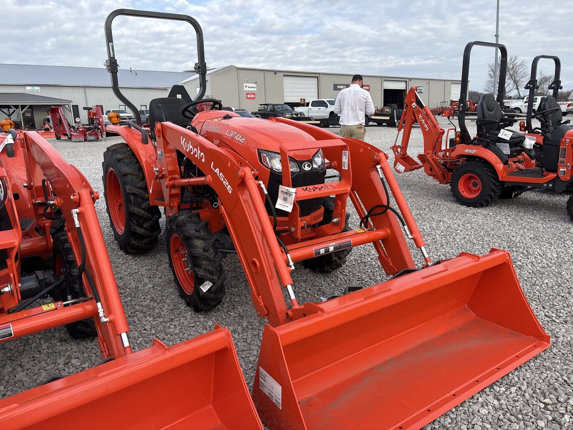 Kubota L3302 Equipment Image0