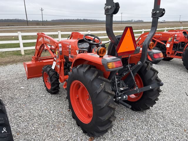 Image of Kubota L3302DT equipment image 3