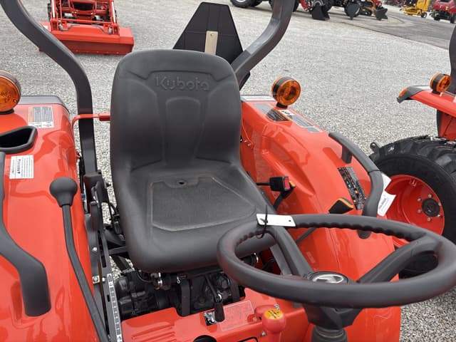 Image of Kubota L3302DT equipment image 1