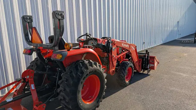 Image of Kubota L3302HST equipment image 4