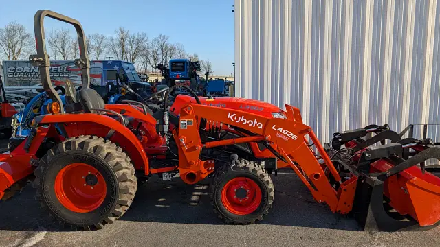 Image of Kubota L3302HST equipment image 2