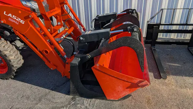 Image of Kubota L3302HST equipment image 4