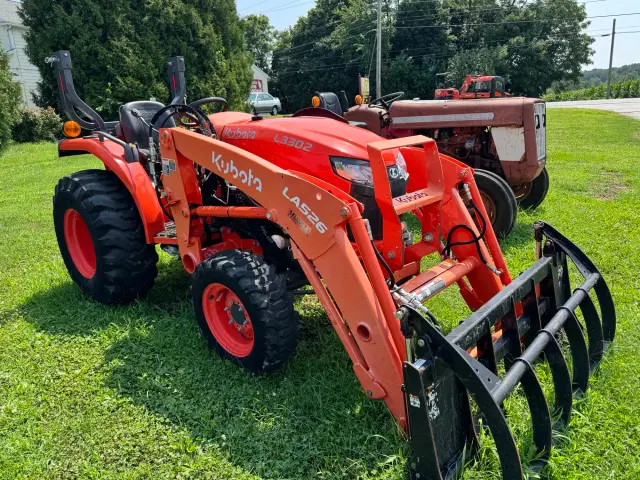 Image of Kubota L3302HST equipment image 2