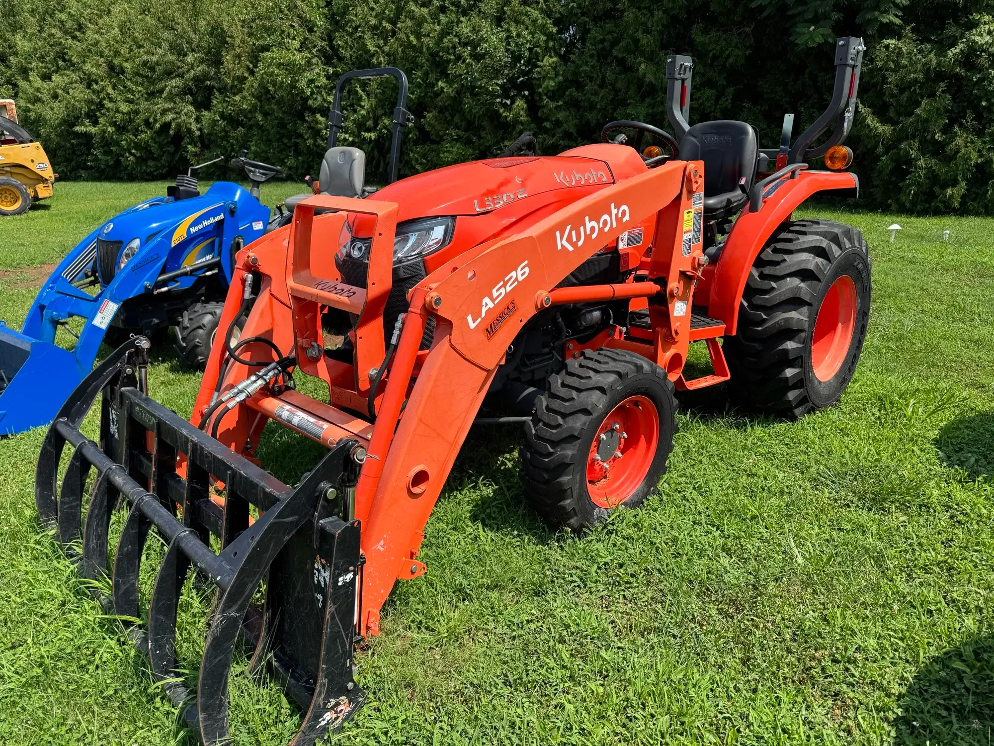 Kubota L3302HST Equipment Image0
