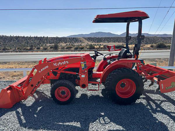 Image of Kubota L3302HST equipment image 4