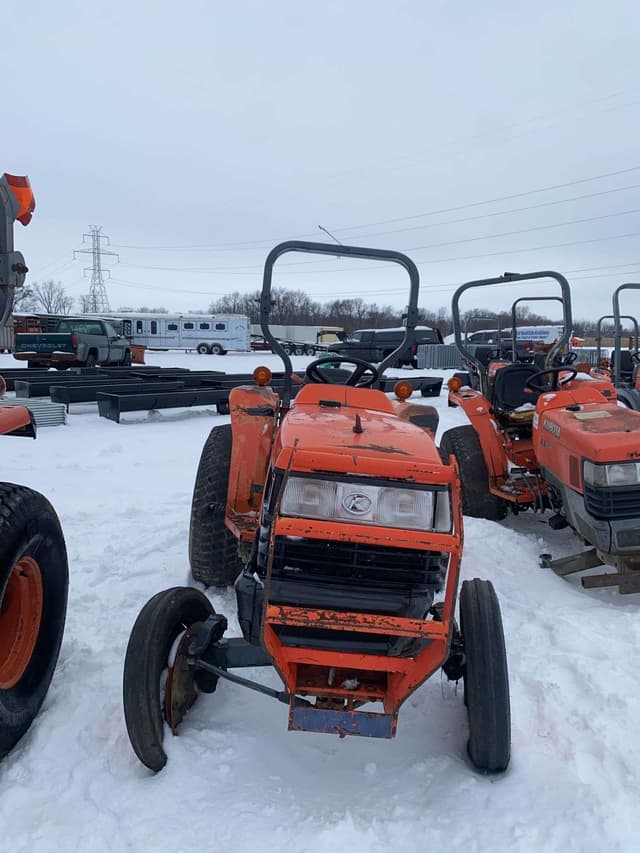 Image of Kubota L3400 equipment image 3
