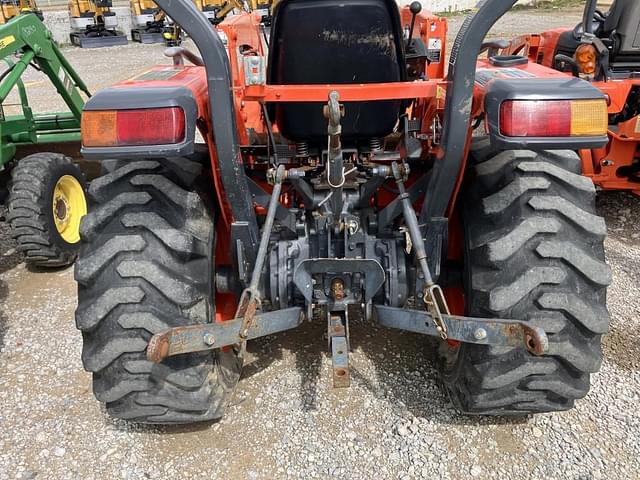 Image of Kubota L3800 equipment image 4