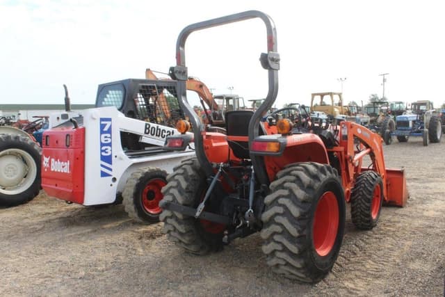 Image of Kubota L3800D equipment image 2